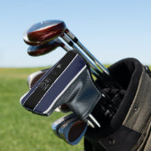 zwarte verticale streep met monogram op donkerblau golfheadcover (Insitu)