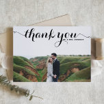 Zwarte vet kalligrafie moderne foto bruiloft bedankkaart<br><div class="desc">Foto bedankkaart | Bedank familie en vrienden voor het deel uitmaken van uw speciale dag met deze aanpasbare bruiloft bedankkaart. Deze foto bedankkaart is voorzien van moderne kalligrafie. Personaliseer door uw gegevens toe te voegen. Deze foto bruiloft bedankkaart is beschikbaar op andere cardstock. Overeenkomende objecten zijn beschikbaar.</div>