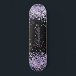Zwarte violet lavender glitter stof naam elegant persoonlijk skateboard<br><div class="desc">Een zwarte achtergrond. Personaliseer en voeg jouw naam toe. Gedecorbeerd met violet,  lavender gekleurd faux glitter stof. De naam wordt geschreven met een modern handgeschreven stijlmanuscript met letters.</div>