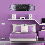 Zwarte violet lavender glitter stof naam elegant persoonlijk skateboard<br><div class="desc">Een zwarte achtergrond. Personaliseer en voeg jouw naam toe. Gedecorbeerd met violet,  lavender gekleurd faux glitter stof. De naam wordt geschreven met een modern handgeschreven stijlmanuscript met letters.</div>