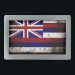 Zwarte vlag van de staat Hawaii Gesp<br><div class="desc">Zwarte Grunge Hawaii State Flag. Voel u vrij om het ontwerp aan te passen aan uw eigen voorkeuren. U kunt de ontwerplocatie, -oriëntatie, achtergrondkleuren en -grootte wijzigen. Ook, kunt u uw eigen tekst toevoegen, of slogan plaatste zijn doopvont, plaats en grootte, allen om het ultieme persoonlijke cadeau voor u en...</div>