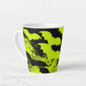 Zwarte vleermuizen in vlieggeel latte mok (Linkerhoek)