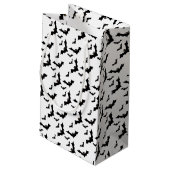 Zwarte vleermuizen vliegen in formatie klein cadeauzakje (Achterkant Gekanteld)