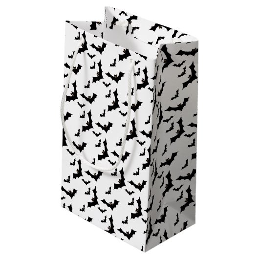 Zwarte vleermuizen vliegen in formatie klein cadeauzakje (Achterkant Gekanteld)