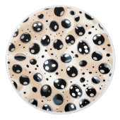 Zwarte vlekken en Stippen op Tan Keramische Knop (Voorkant)