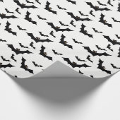 Zwarte vlekken vliegen op witte achtergrond cadeaupapier (Hoek)