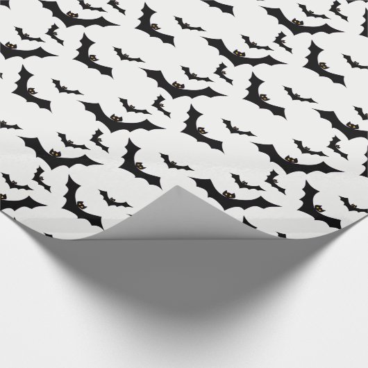 Zwarte vlekken vliegen op witte achtergrond cadeaupapier (Hoek)