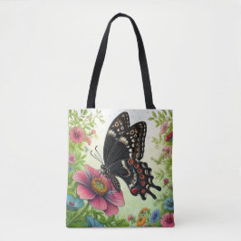 Zwarte vlinder geniet van bloemen in de tuin tote bag