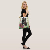 Zwarte vlinder geniet van bloemen in de tuin tote bag (Op model)