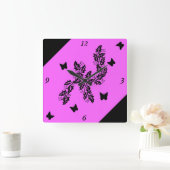 zwarte vlinder in roze vierkante klok (Huis)