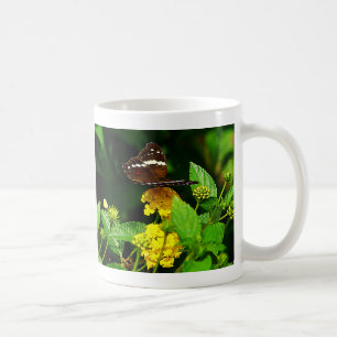 Zwarte vlinder op gele lantana koffiemok