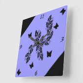 zwarte vlinder op lila vierkante klok (Hoek)