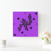 zwarte vlinder op Paars Vierkante Klok (Huis)