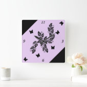 zwarte Vlinder op Paars Vierkante Klok (Huis)