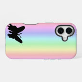 Zwarte vlinder op pastel regenboog iPhone 16 hoesje (Achterkant horizontaal)