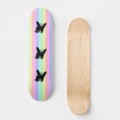 Zwarte vlinder op regenboog persoonlijk skateboard (Voorkant)