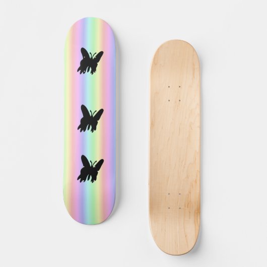 Zwarte vlinder op regenboog persoonlijk skateboard (Voorkant)