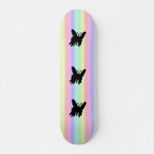 Zwarte vlinder op regenboog persoonlijk skateboard (Voorkant)