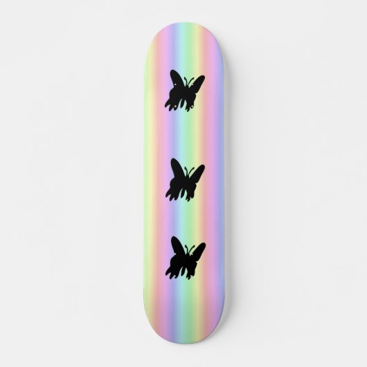 Zwarte vlinder op regenboog persoonlijk skateboard (Voorkant)