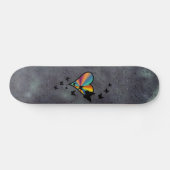 Zwarte vlinder op regenbooghart persoonlijk skateboard (Horizontaal)
