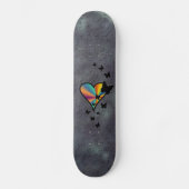 Zwarte vlinder op regenbooghart persoonlijk skateboard (Voorkant)