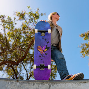 Zwarte vlinder op regenbooghart persoonlijk skateboard