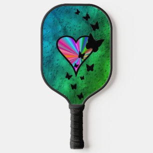 Zwarte vlinder op regenbooghart pickleball paddle