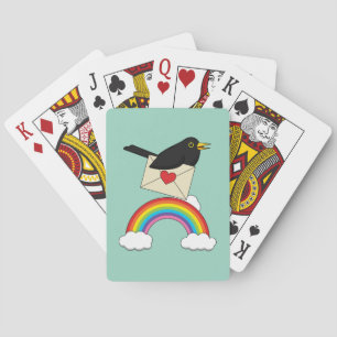 Zwarte vogel die boven de regenboog vliegt met bri pokerkaarten