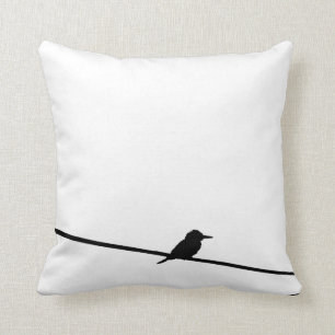 Zwarte vogel op een draad kussen