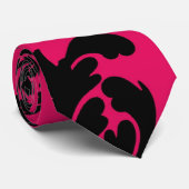 zwarte vogel op frambose stropdas (Opgerold)