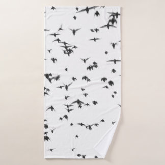ZWARTE VOGELS DIE OP SKY VLIEGEN BADHANDDOEK