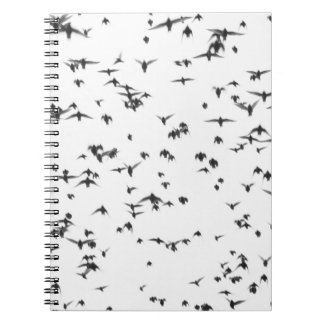 ZWARTE VOGELS DIE OP SKY VLIEGEN NOTITIEBOEK