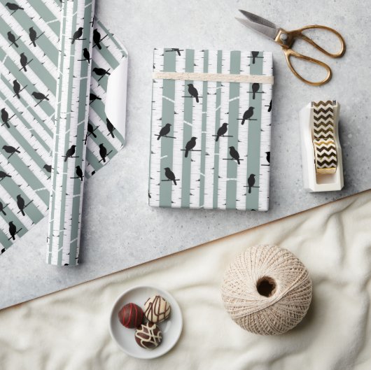 Zwarte vogels neergestreken op een boomstam Inpakp Cadeaupapier (Crafts)