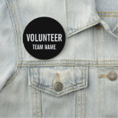 Zwarte Volunteer-badge met de naam van het aangepa Naamplaatje (In situ)