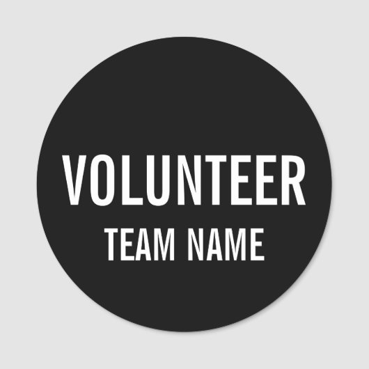 Zwarte Volunteer-badge met de naam van het aangepa Naamplaatje (Voorkant)