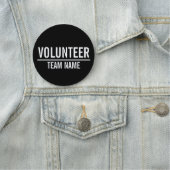 Zwarte Volunteer Badge met de naam van het Team va (In situ)