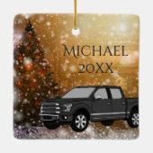 Zwarte vrachtwagen in kerstwintersneeuwscène keramisch ornament (Achterkant)