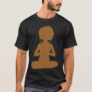 Zwarte vrouw AFRO doet ZEN YOGA MEDITATIE Melanine T-shirt