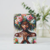 Zwarte vrouw bidt kleurrijke bloemenkunst briefkaart (Staand voorkant)