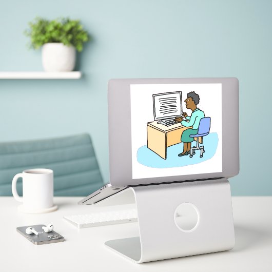 Zwarte vrouw die bij een computer sticker werkt (Laptop op bureau)