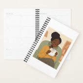Zwarte vrouw drinkt koffie planner (Display)