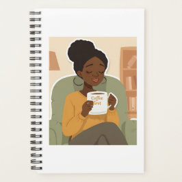 Zwarte vrouw drinkt koffie planner