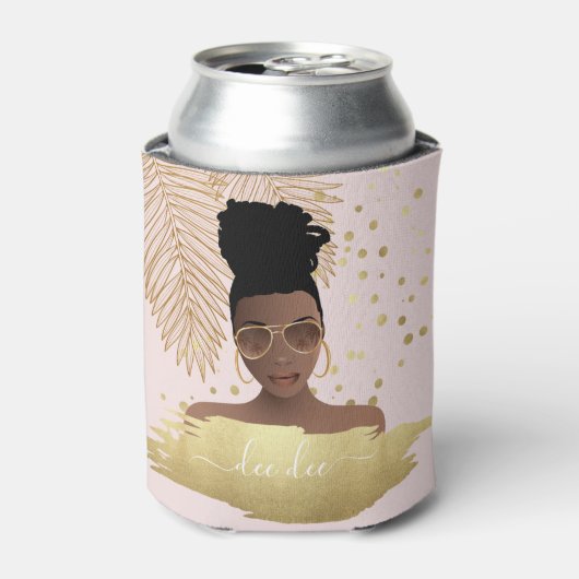 Zwarte vrouw, gouden tinten & palmbladeren, roze blikjeskoeler (Blikje Voorkant)