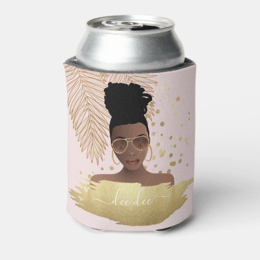 Zwarte vrouw, gouden tinten & palmbladeren, roze blikjeskoeler (Blikje Achterkant)