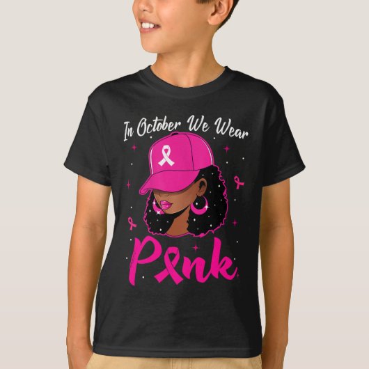 Zwarte vrouw in oktober Draag roze borstkanker T-shirt (Voorkant)