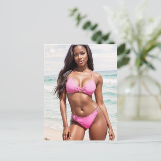 Zwarte vrouw in roze bikini briefkaart (Staand voorkant)