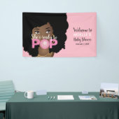 Zwarte Vrouw, klaar voor Pop, Bubblegum, Roze Spandoek (Beurs)