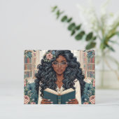Zwarte vrouw lezen boek dragen bril briefkaart (Staand voorkant)
