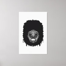 Zwarte vrouw met Afrikaanse tribale gezichtmarkeri