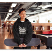 zwarte vrouw met asitude hoodie